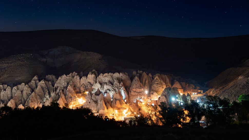 Satul trogloditic unic în lume unde casele sunt săpate în tuf vulcanic: Oamenii locuiesc în ele de 700 de ani. Cum arată Kandovan 990904