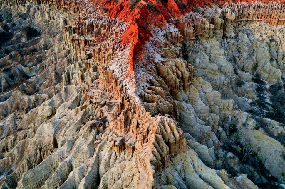 Țara cu minuni naturale incredibile pe care puțini turiști le-au văzut. Are „stalagmite” pe plajă și povești despre prințese războinice 991207