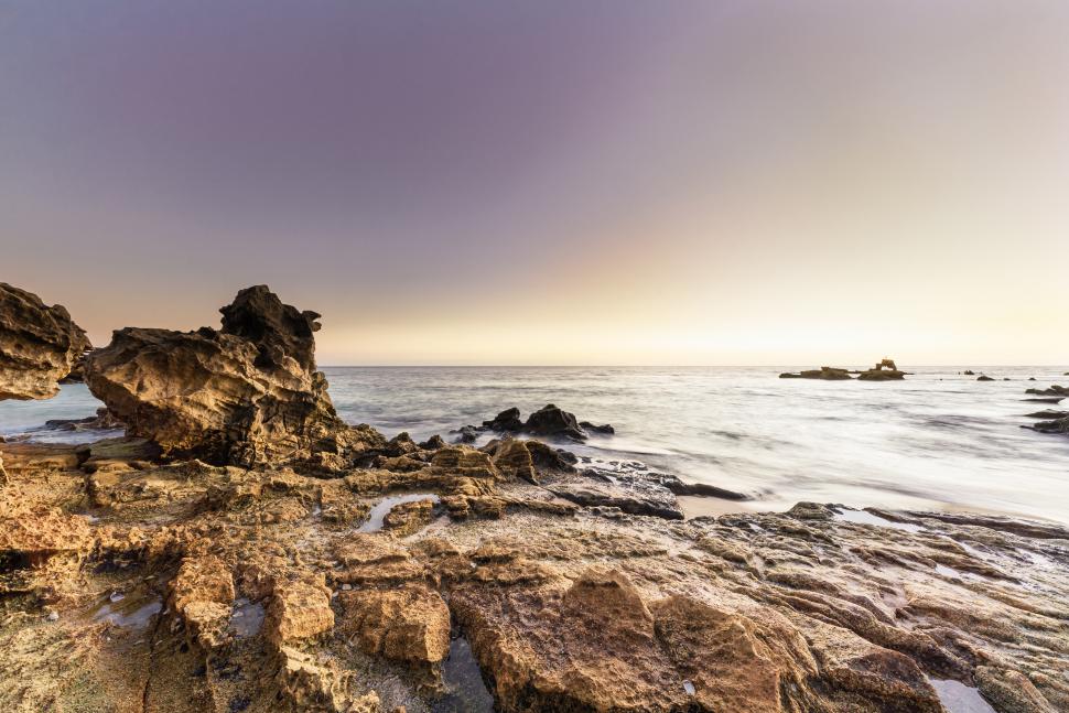 Țara cu minuni naturale incredibile pe care puțini turiști le-au văzut. Are „stalagmite” pe plajă și povești despre prințese războinice 991219