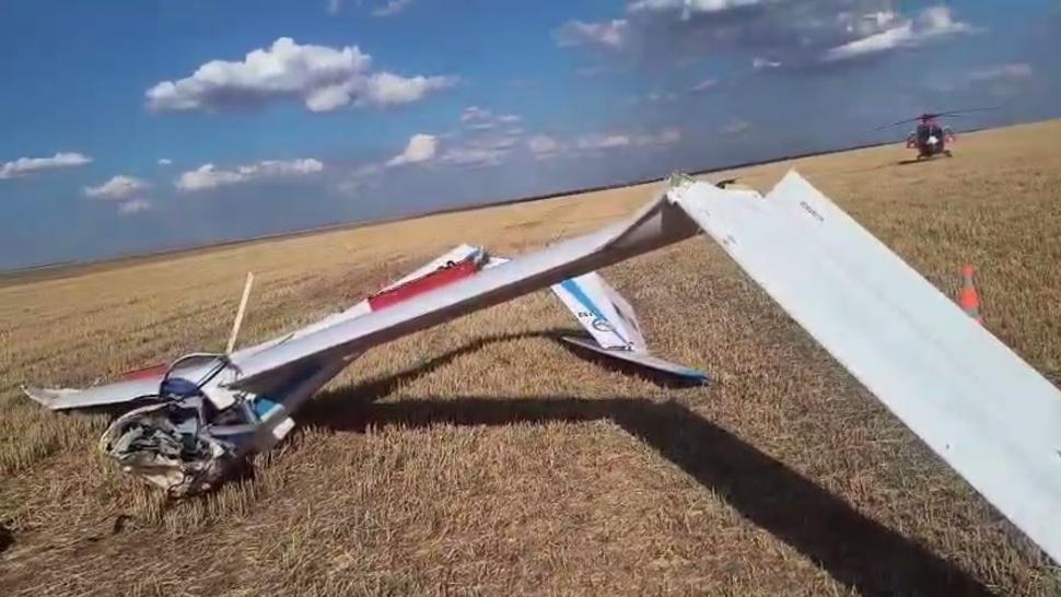 Un planor s-a prăbuşit pe un câmp din judeţul Olt. Pilotul, un tânăr de 24 de ani, a murit 991260