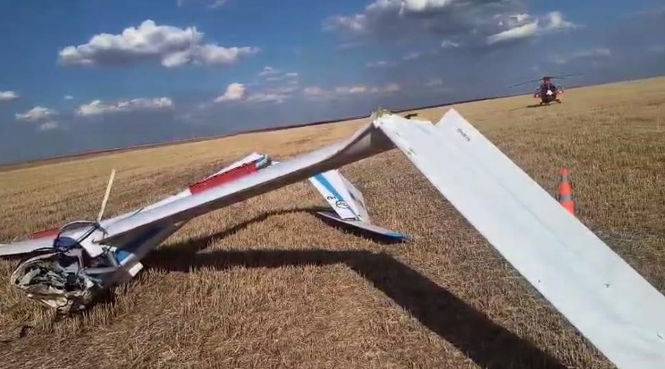 Un planor s-a prăbuşit pe un câmp din judeţul Olt. Pilotul, un tânăr de 24 de ani, a murit 991261