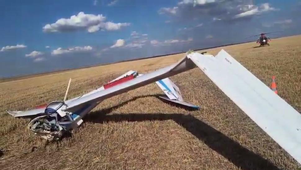Un planor s-a prăbuşit pe un câmp din judeţul Olt. Pilotul, un tânăr de 24 de ani, a murit 991262