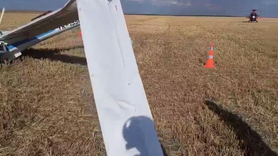 Un planor s-a prăbuşit pe un câmp din judeţul Olt. Pilotul, un tânăr de 24 de ani, a murit 991263