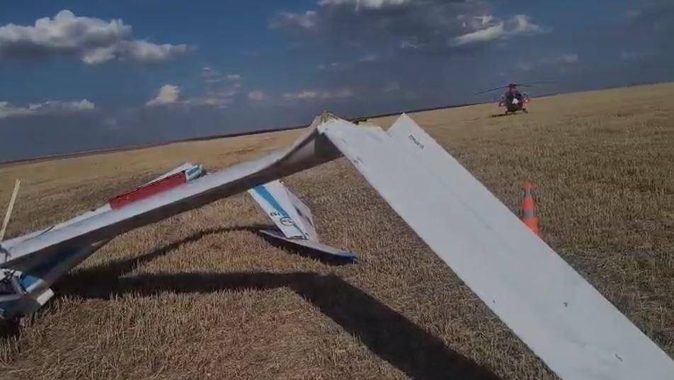 Un planor s-a prăbuşit pe un câmp din judeţul Olt. Pilotul, un tânăr de 24 de ani, a murit 991264