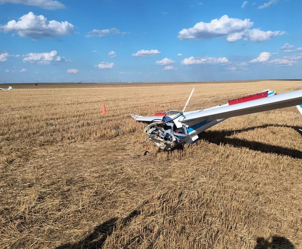 Un planor s-a prăbuşit pe un câmp din judeţul Olt. Pilotul, un tânăr de 24 de ani, a murit 991265