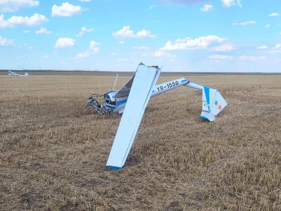 Un planor s-a prăbuşit pe un câmp din judeţul Olt. Pilotul, un tânăr de 24 de ani, a murit 991266