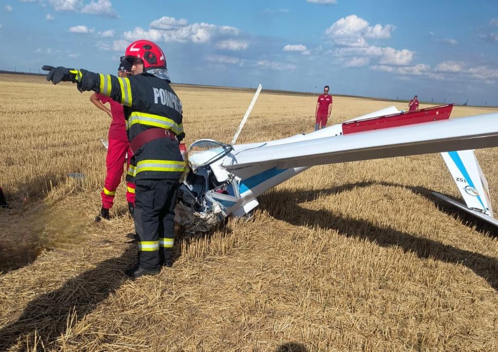 Un planor s-a prăbuşit pe un câmp din judeţul Olt. Pilotul, un tânăr de 24 de ani, a murit 991268
