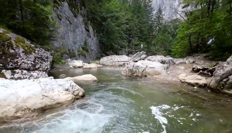 În Munții Hășmaș e un traseu spectaculos care atrage turiști din toată Europa: poduri suspendate, mini-cascade și poteci în serpentină 991316