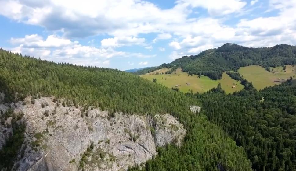 În Munții Hășmaș e un traseu spectaculos care atrage turiști din toată Europa: poduri suspendate, mini-cascade și poteci în serpentină 991317