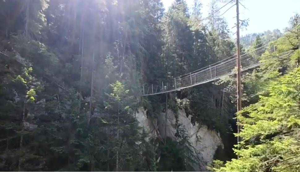 În Munții Hășmaș e un traseu spectaculos care atrage turiști din toată Europa: poduri suspendate, mini-cascade și poteci în serpentină 991318