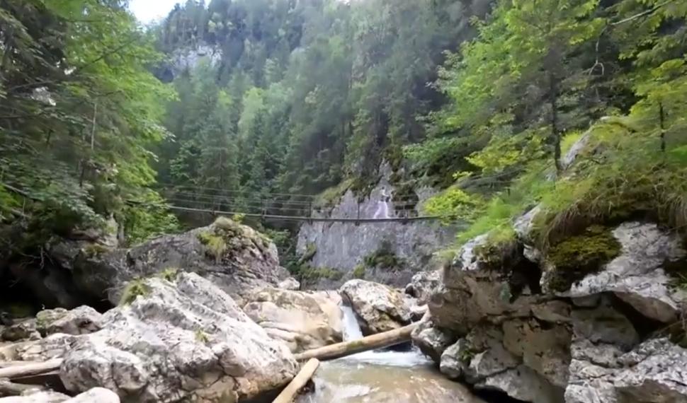 În Munții Hășmaș e un traseu spectaculos care atrage turiști din toată Europa: poduri suspendate, mini-cascade și poteci în serpentină 991321