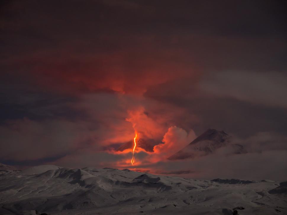 Vulcanul rusesc cu „coarne de diavol”. Cum se vede din satelit erupția la 4.700 de metri altitudine 990528