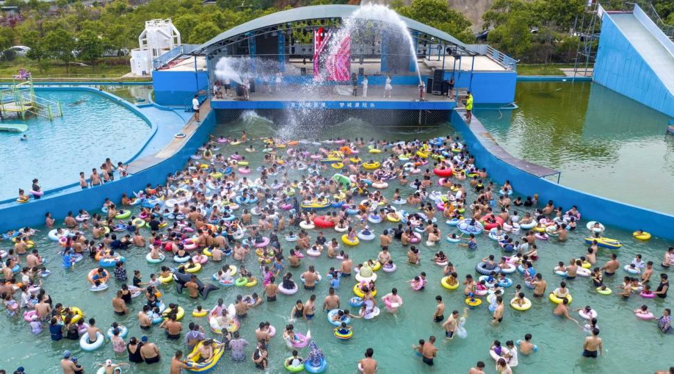Așa arată relaxarea în China. Ca să scape de căldură, zeci de mii de oameni s-au dus în weekend la piscină 991555