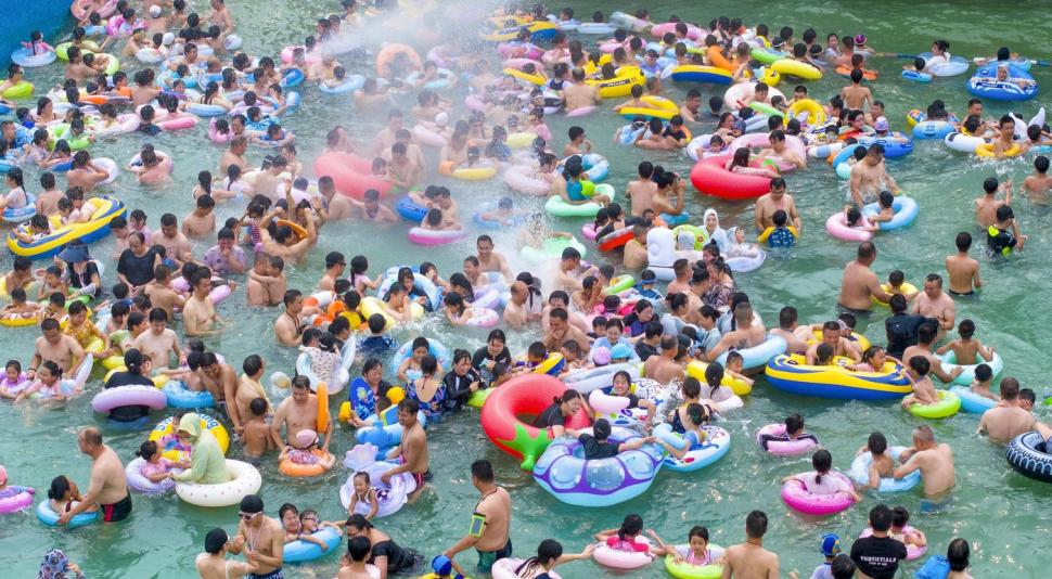 Așa arată relaxarea în China. Ca să scape de căldură, zeci de mii de oameni s-au dus în weekend la piscină 991556