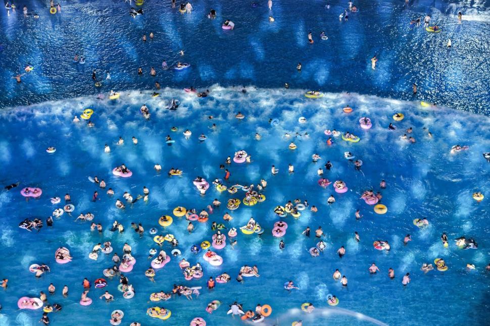 Așa arată relaxarea în China. Ca să scape de căldură, zeci de mii de oameni s-au dus în weekend la piscină 991558