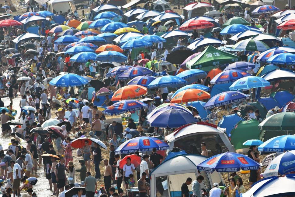 Așa arată relaxarea în China. Ca să scape de căldură, zeci de mii de oameni s-au dus în weekend la piscină 991559