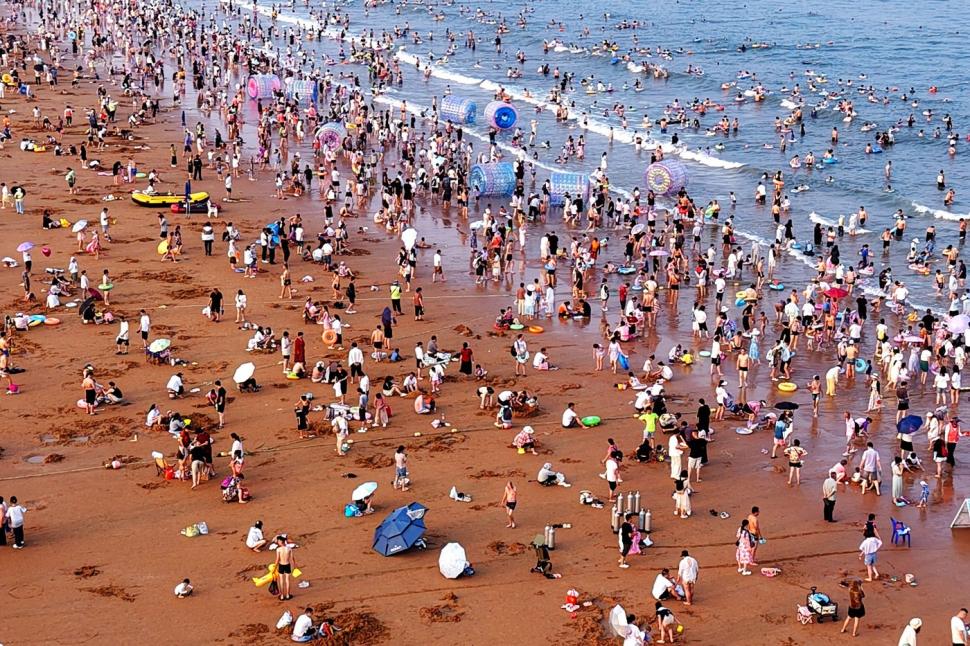 Așa arată relaxarea în China. Ca să scape de căldură, zeci de mii de oameni s-au dus în weekend la piscină 991560