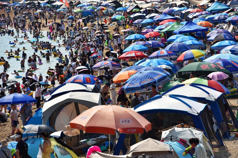 Așa arată relaxarea în China. Ca să scape de căldură, zeci de mii de oameni s-au dus în weekend la piscină 991561