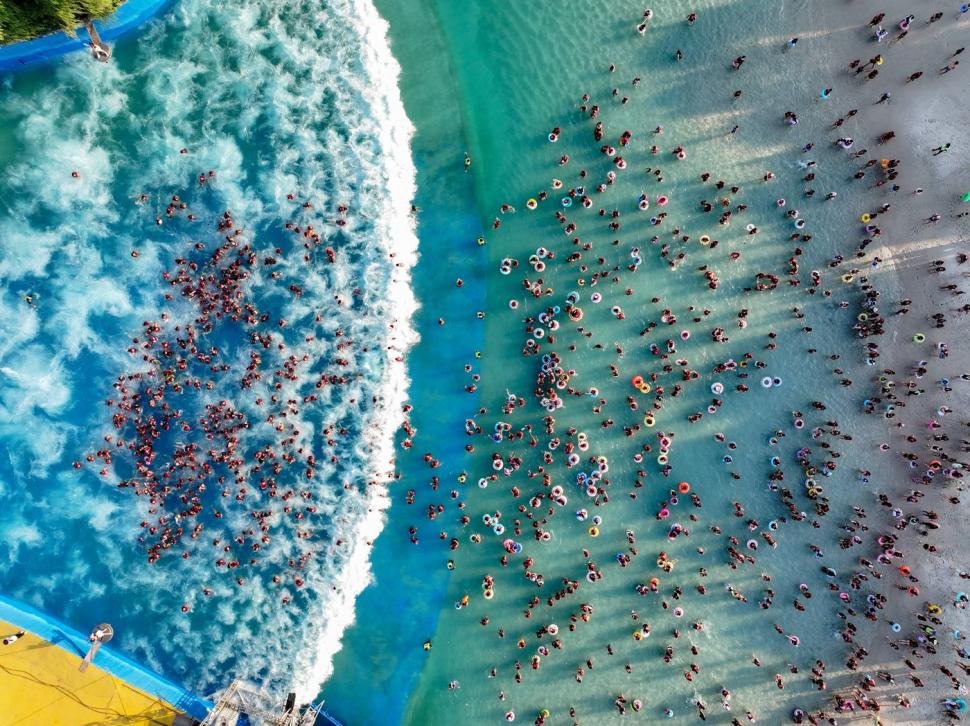 Așa arată relaxarea în China. Ca să scape de căldură, zeci de mii de oameni s-au dus în weekend la piscină 991562