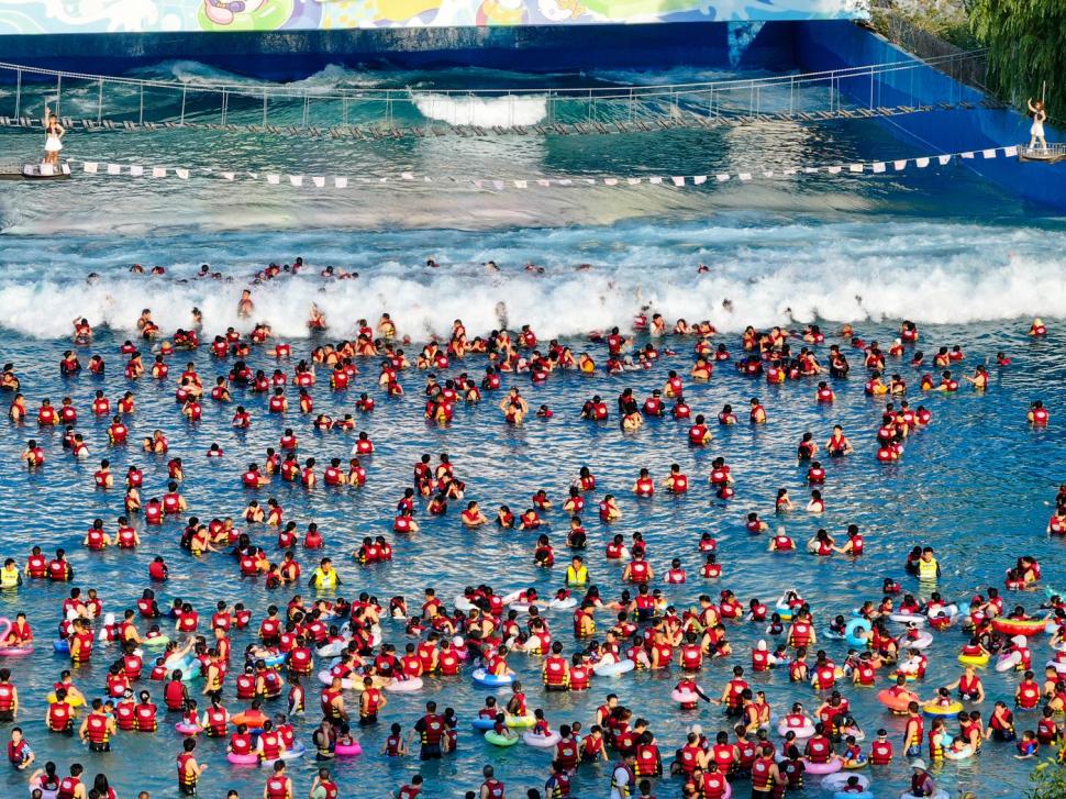 Așa arată relaxarea în China. Ca să scape de căldură, zeci de mii de oameni s-au dus în weekend la piscină 991563