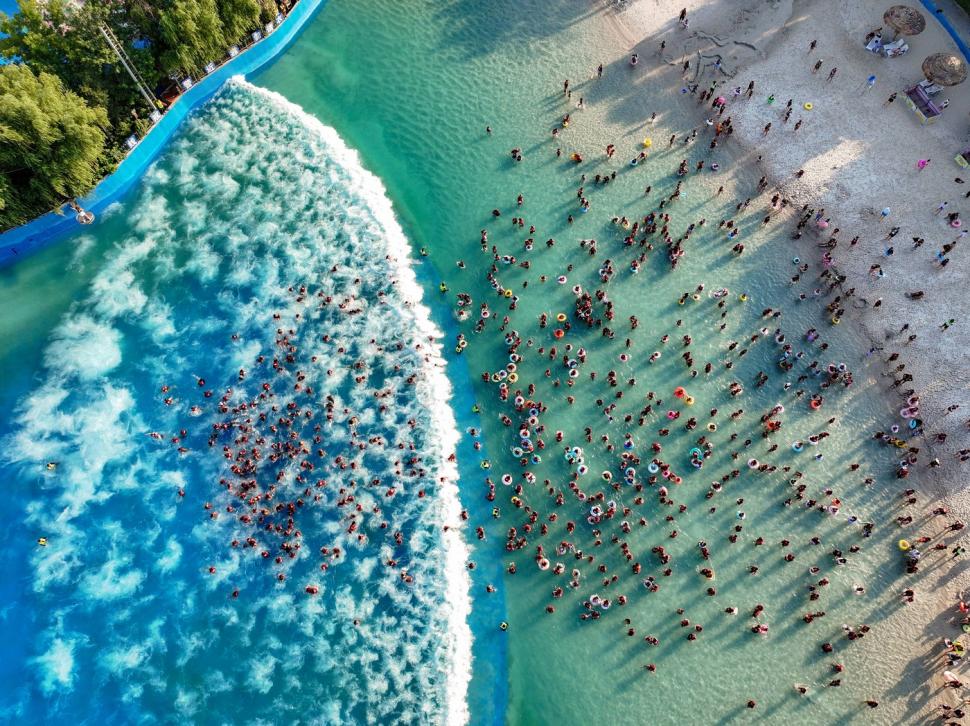 Așa arată relaxarea în China. Ca să scape de căldură, zeci de mii de oameni s-au dus în weekend la piscină 991564