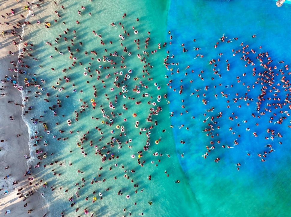 Așa arată relaxarea în China. Ca să scape de căldură, zeci de mii de oameni s-au dus în weekend la piscină 991565