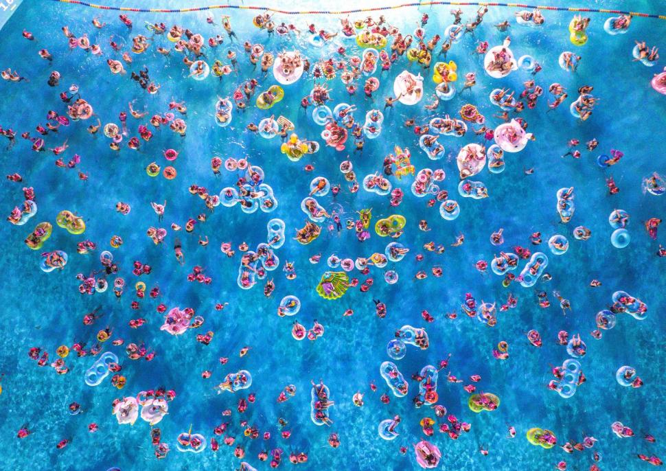 Așa arată relaxarea în China. Ca să scape de căldură, zeci de mii de oameni s-au dus în weekend la piscină 991566