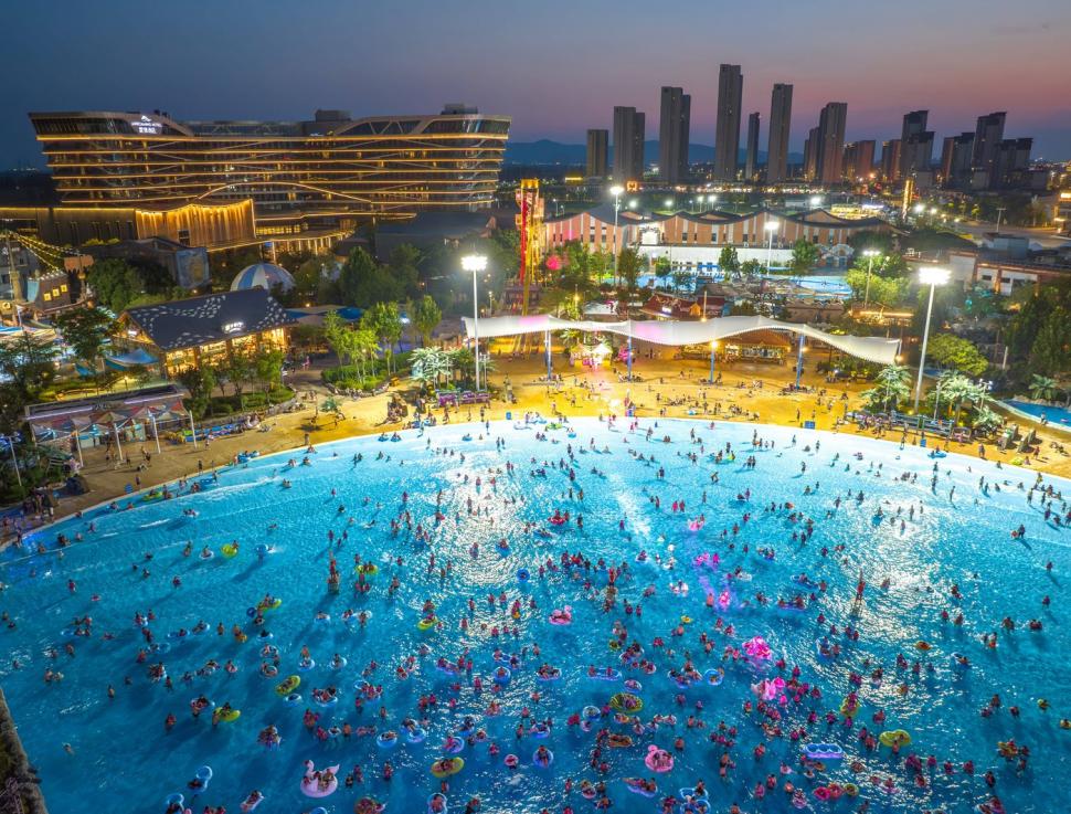 Așa arată relaxarea în China. Ca să scape de căldură, zeci de mii de oameni s-au dus în weekend la piscină 991567