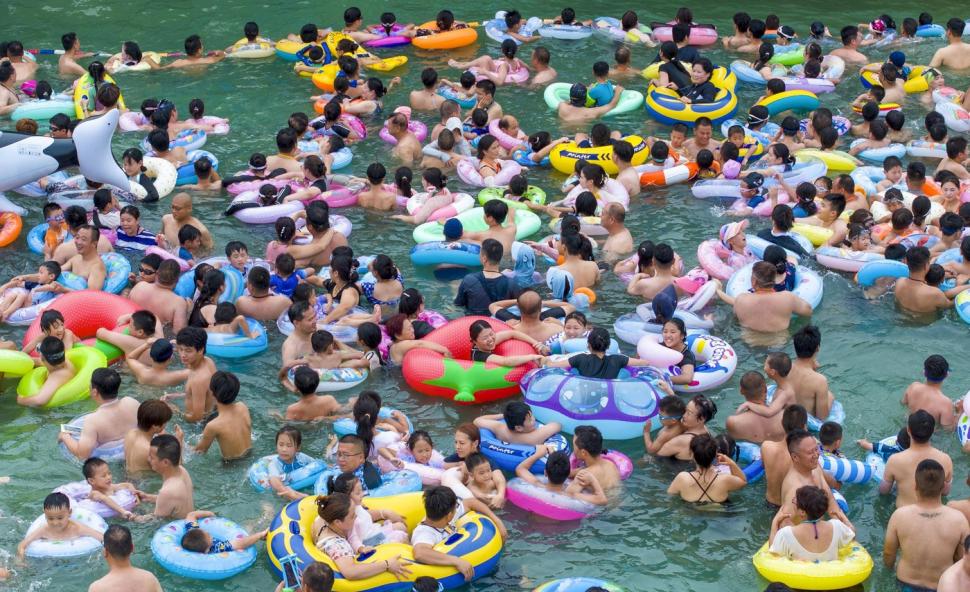 Așa arată relaxarea în China. Ca să scape de căldură, zeci de mii de oameni s-au dus în weekend la piscină 991568