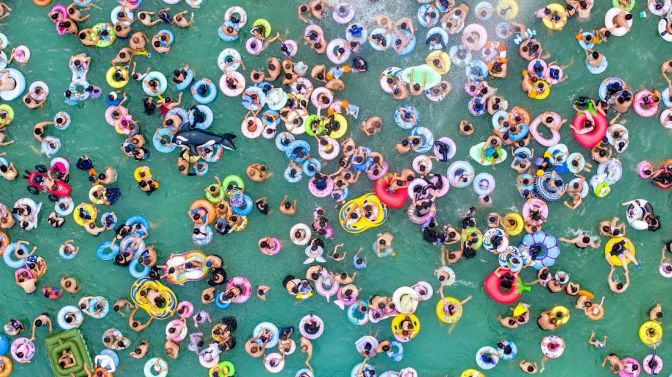 Așa arată relaxarea în China. Ca să scape de căldură, zeci de mii de oameni s-au dus în weekend la piscină 991569