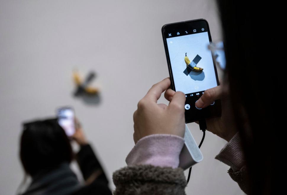 Cineva a mâncat din nou banana de 6,2 milioane de dolari a lui Maurizio Cattelan, dintr-un muzeu din Franța. Artistul a reacționat 991571