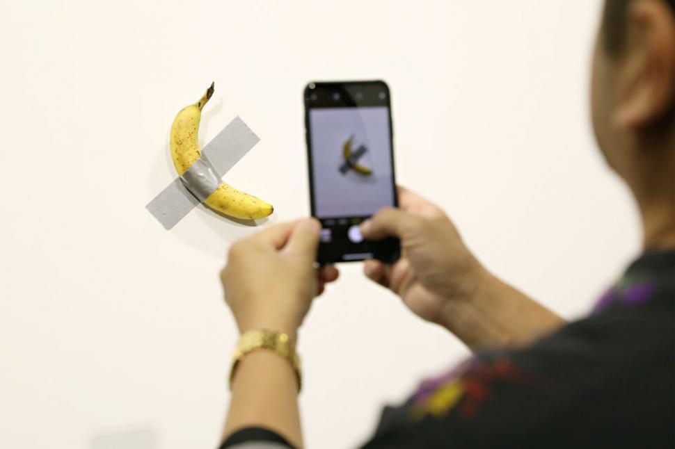 Cineva a mâncat din nou banana de 6,2 milioane de dolari a lui Maurizio Cattelan, dintr-un muzeu din Franța. Artistul a reacționat 991573