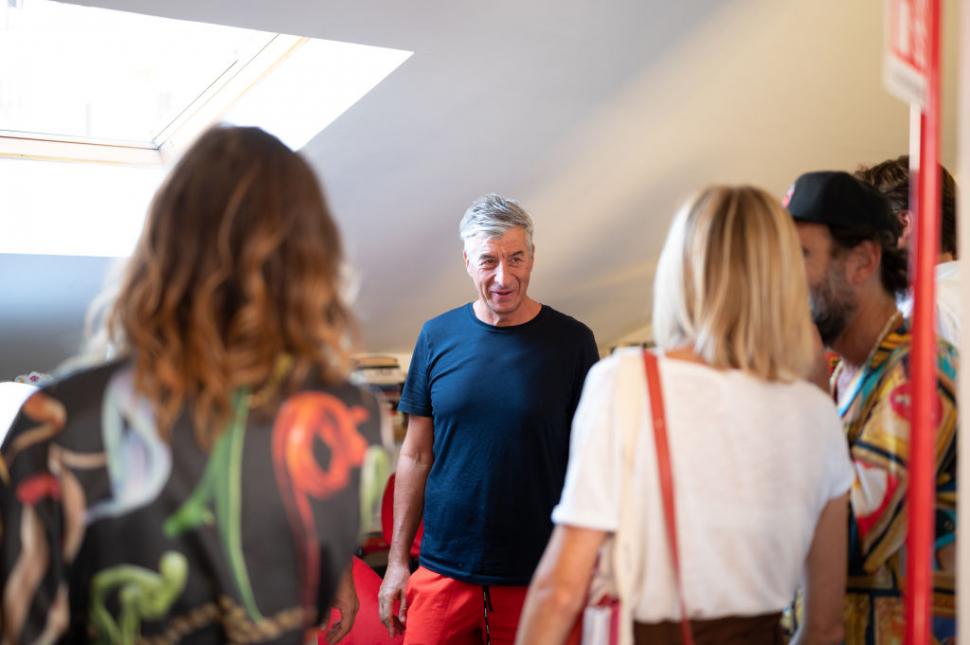 Cineva a mâncat din nou banana de 6,2 milioane de dolari a lui Maurizio Cattelan, dintr-un muzeu din Franța. Artistul a reacționat 991575