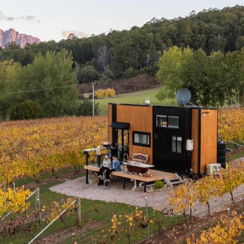 O casă pe roți minusculă sparge toate tiparele cu un interior foarte sofisticat. Cum arată locuința mobilă care poate găzdui 4 oameni 991505