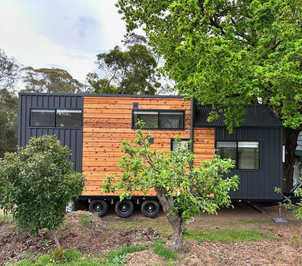 O casă pe roți minusculă sparge toate tiparele cu un interior foarte sofisticat. Cum arată locuința mobilă care poate găzdui 4 oameni 991506
