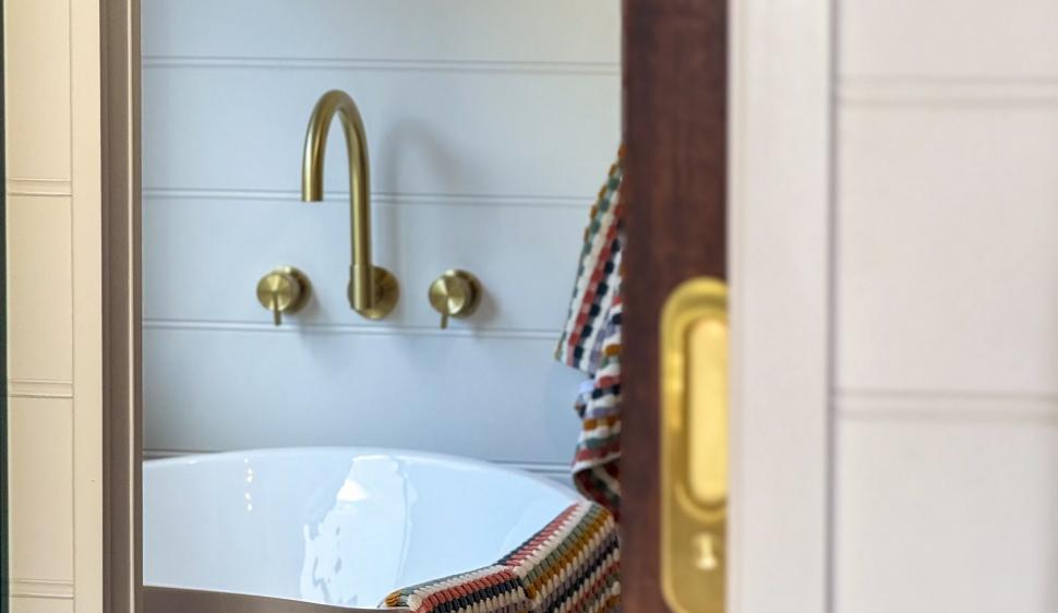 O casă pe roți minusculă sparge toate tiparele cu un interior foarte sofisticat. Cum arată locuința mobilă care poate găzdui 4 oameni 991509