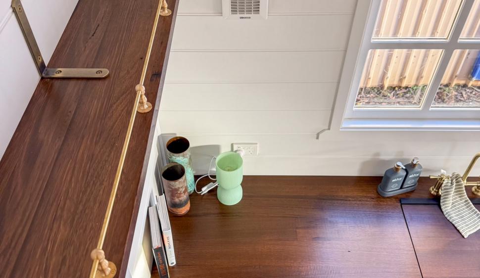 O casă pe roți minusculă sparge toate tiparele cu un interior foarte sofisticat. Cum arată locuința mobilă care poate găzdui 4 oameni 991510