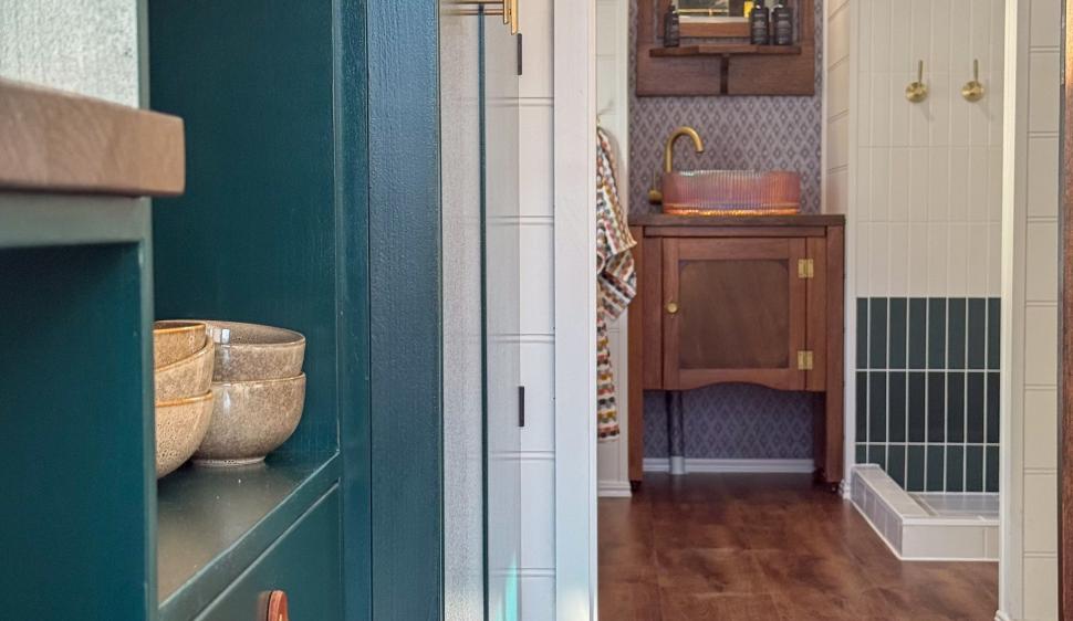 O casă pe roți minusculă sparge toate tiparele cu un interior foarte sofisticat. Cum arată locuința mobilă care poate găzdui 4 oameni 991511