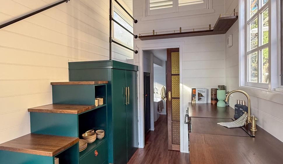 O casă pe roți minusculă sparge toate tiparele cu un interior foarte sofisticat. Cum arată locuința mobilă care poate găzdui 4 oameni 991512