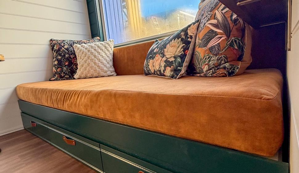 O casă pe roți minusculă sparge toate tiparele cu un interior foarte sofisticat. Cum arată locuința mobilă care poate găzdui 4 oameni 991515