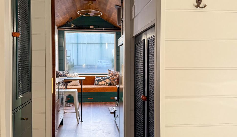 O casă pe roți minusculă sparge toate tiparele cu un interior foarte sofisticat. Cum arată locuința mobilă care poate găzdui 4 oameni 991516