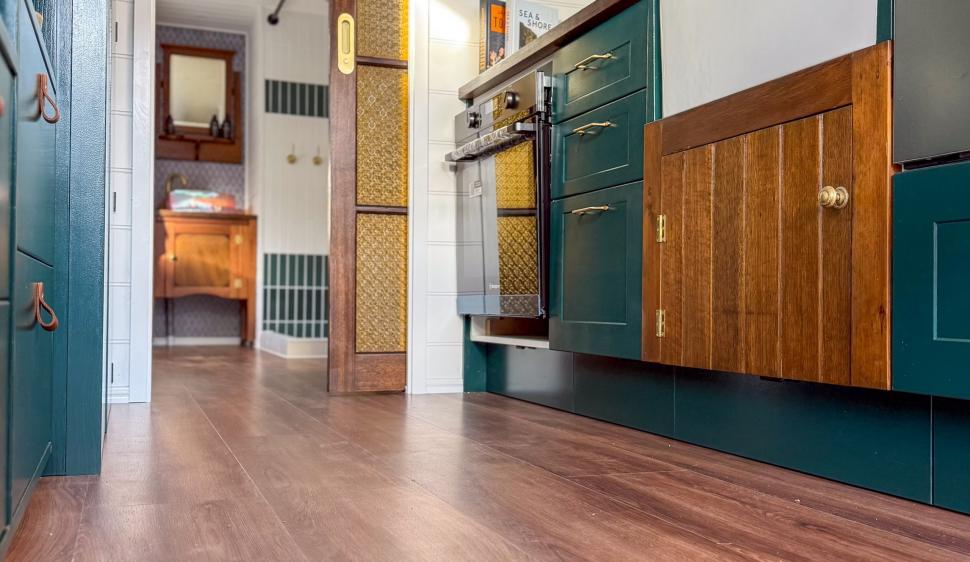 O casă pe roți minusculă sparge toate tiparele cu un interior foarte sofisticat. Cum arată locuința mobilă care poate găzdui 4 oameni 991517