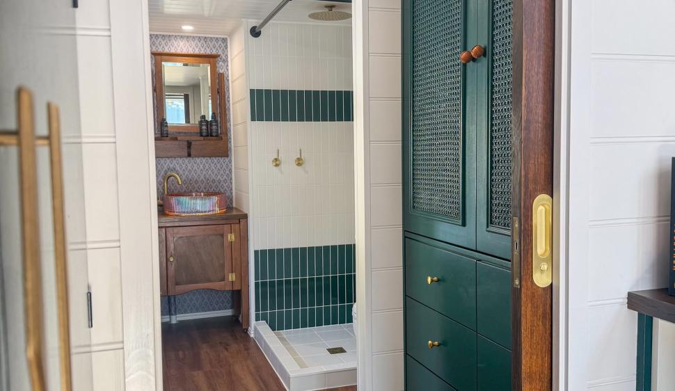 O casă pe roți minusculă sparge toate tiparele cu un interior foarte sofisticat. Cum arată locuința mobilă care poate găzdui 4 oameni 991518