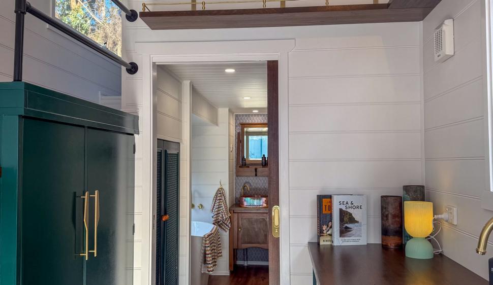 O casă pe roți minusculă sparge toate tiparele cu un interior foarte sofisticat. Cum arată locuința mobilă care poate găzdui 4 oameni 991519