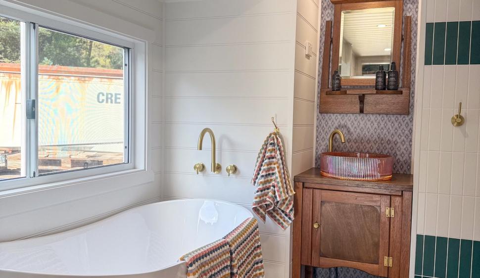 O casă pe roți minusculă sparge toate tiparele cu un interior foarte sofisticat. Cum arată locuința mobilă care poate găzdui 4 oameni 991520