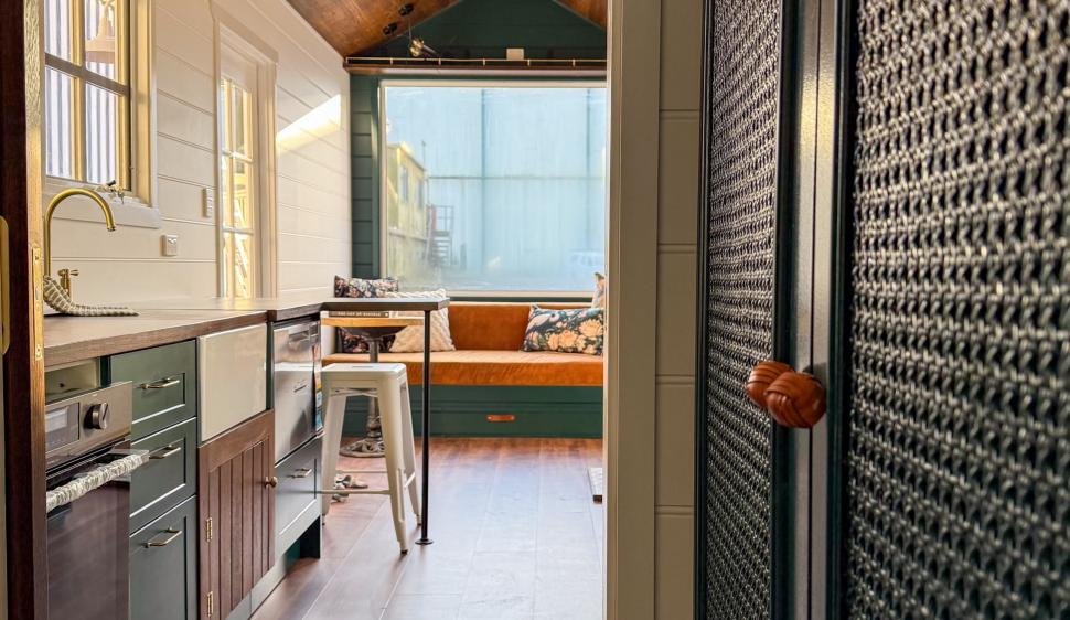 O casă pe roți minusculă sparge toate tiparele cu un interior foarte sofisticat. Cum arată locuința mobilă care poate găzdui 4 oameni 991521