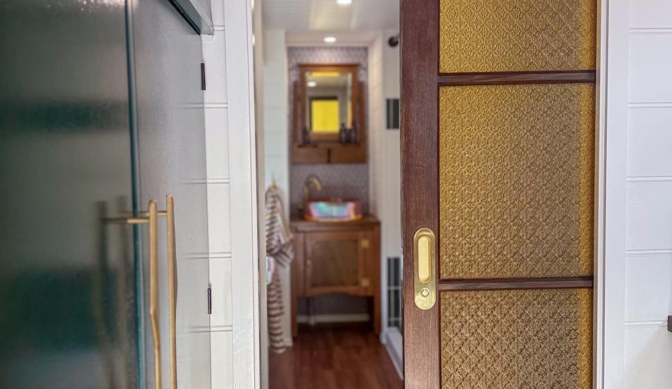 O casă pe roți minusculă sparge toate tiparele cu un interior foarte sofisticat. Cum arată locuința mobilă care poate găzdui 4 oameni 991524