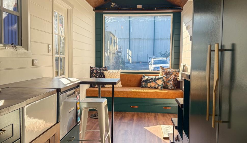 O casă pe roți minusculă sparge toate tiparele cu un interior foarte sofisticat. Cum arată locuința mobilă care poate găzdui 4 oameni 991525