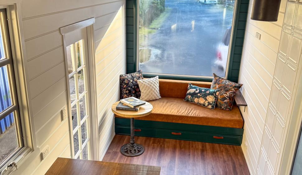 O casă pe roți minusculă sparge toate tiparele cu un interior foarte sofisticat. Cum arată locuința mobilă care poate găzdui 4 oameni 991529