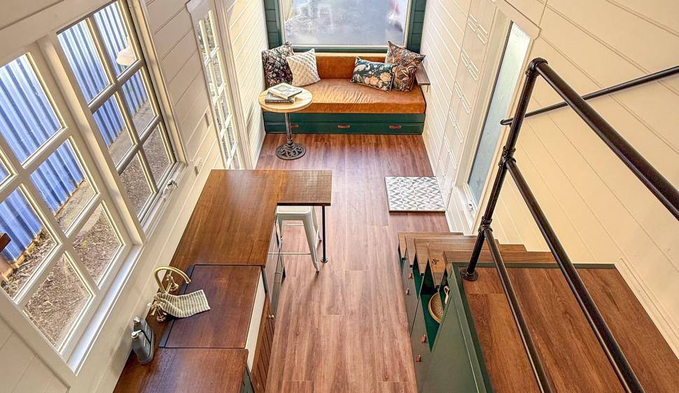 O casă pe roți minusculă sparge toate tiparele cu un interior foarte sofisticat. Cum arată locuința mobilă care poate găzdui 4 oameni 991530